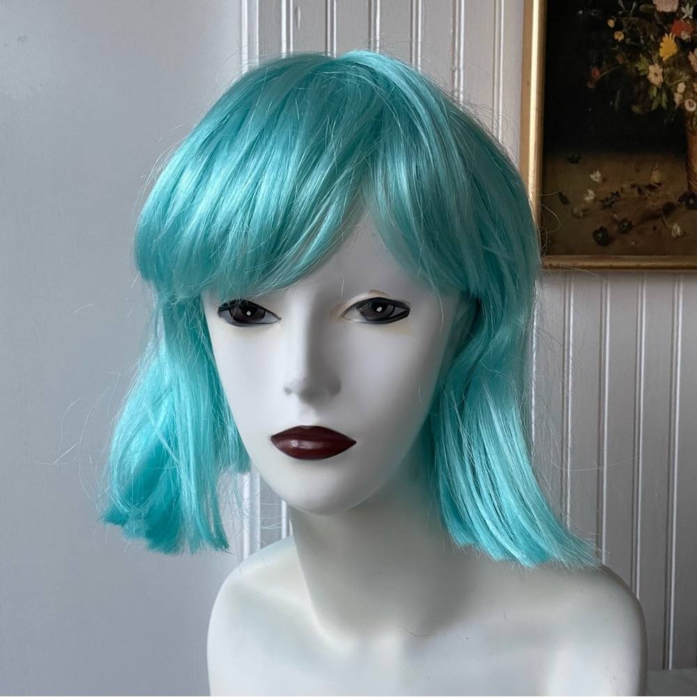 Costume wig — Aquamarine bob with bangs
